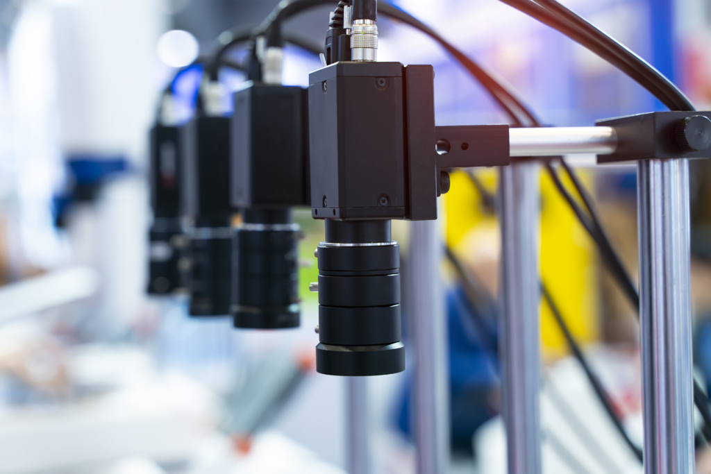 Intelligenter Roboter in der Fertigungsindustrie für Industrie 4.0 und Technologiekonzept. Roboter Vision Sensor Kamerasystem in der intelligenten Fabrik